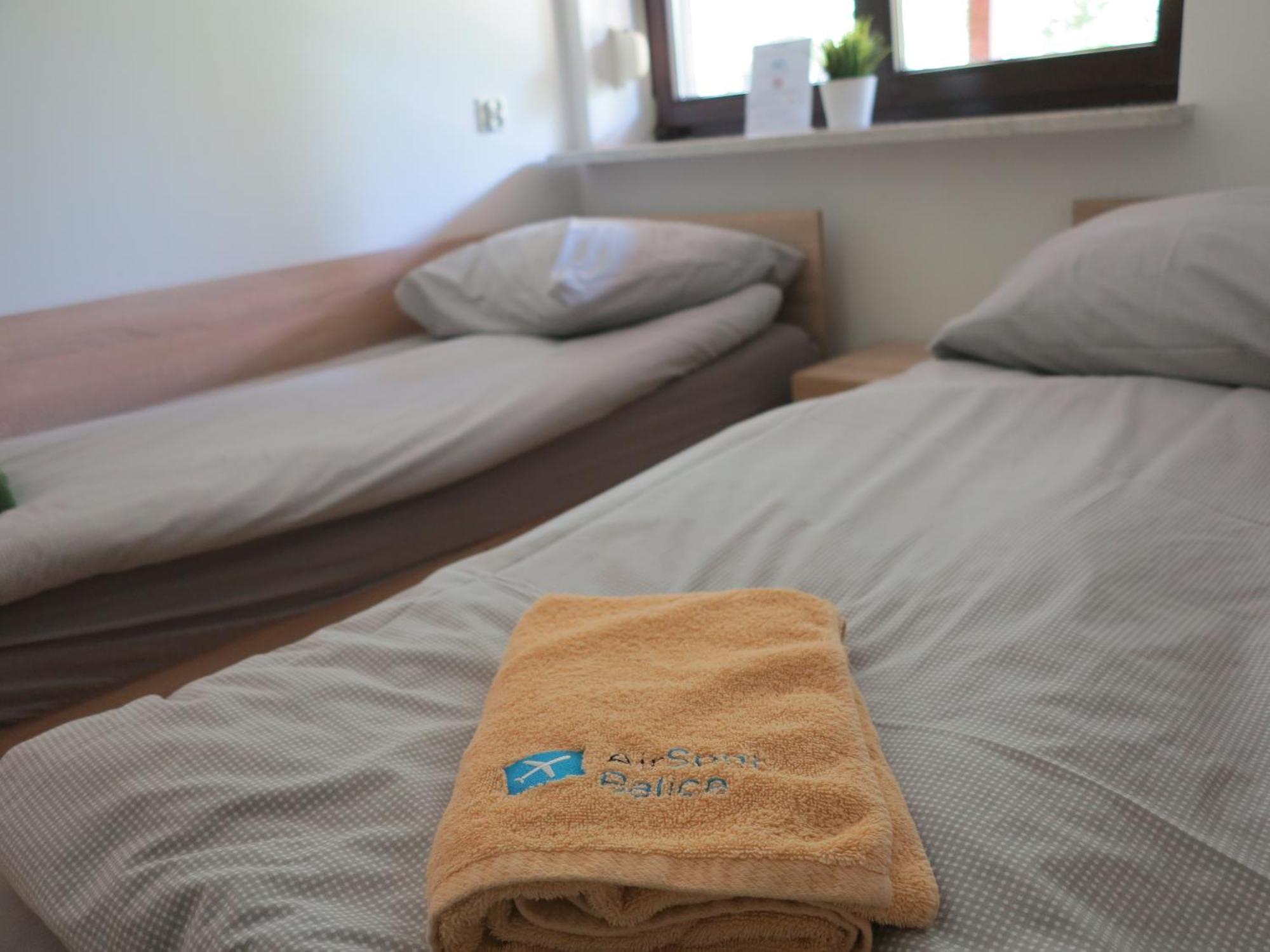 Aparthotel Airspot Balice à Cholerzyn Extérieur photo