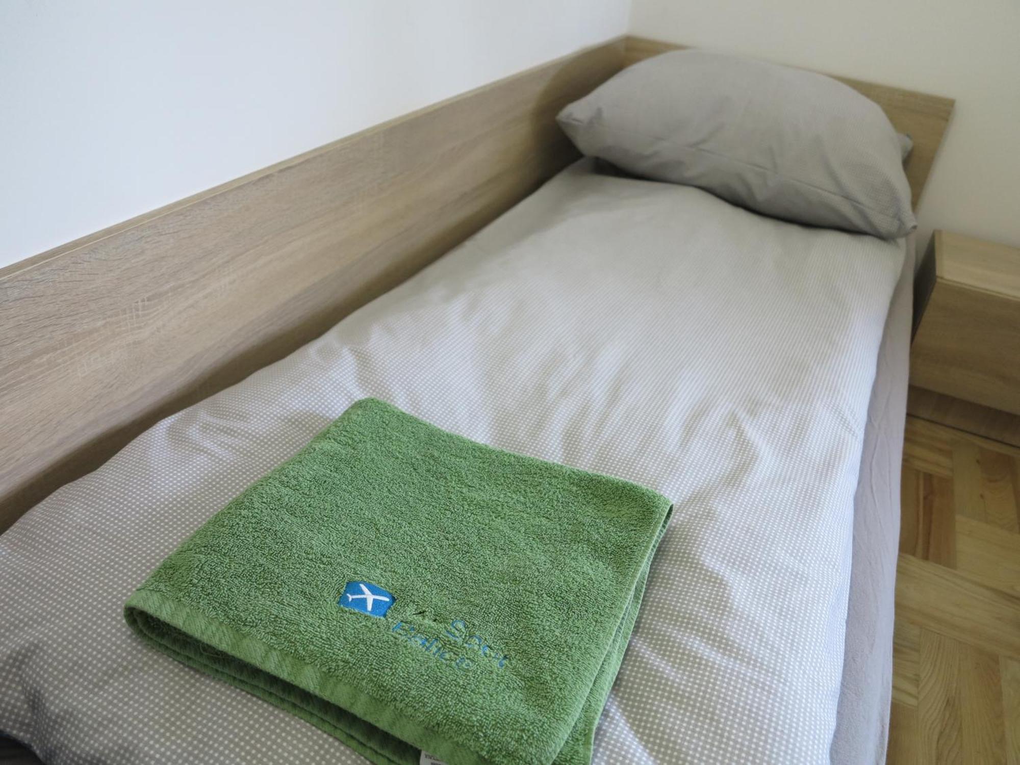 Aparthotel Airspot Balice à Cholerzyn Extérieur photo